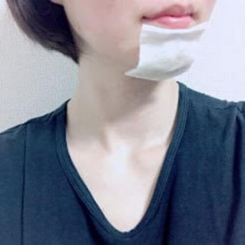 顎にVCローションでコットンパック