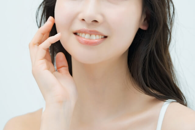 目から下の女性の顔