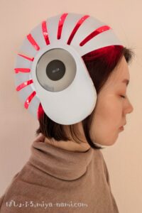 カレントボディ頭皮・薄毛ケアLEDヘルメットをかぶったみやなみ
